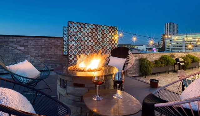 Fun Apt: 24/7 Security+Lounge+Rooftop w/Fire Pit