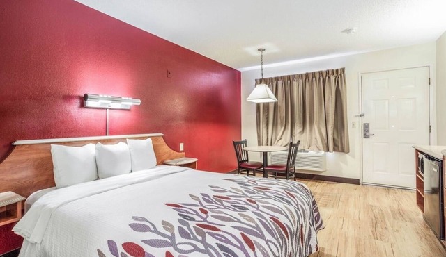Getaway with Pool, Gym Access & Free Breakfast | 6.5 mi to Red Rock Park