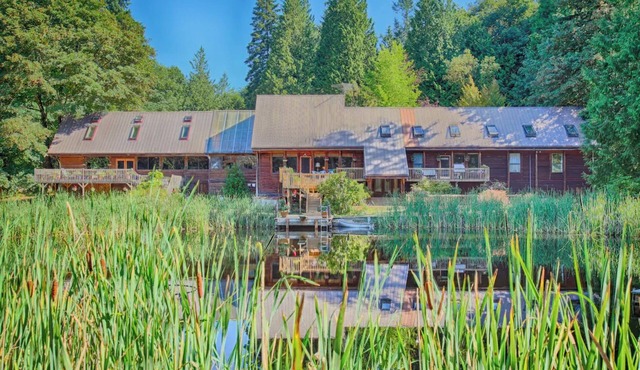Gig Harbor Log Estate w/Classic Cars & Game Room!