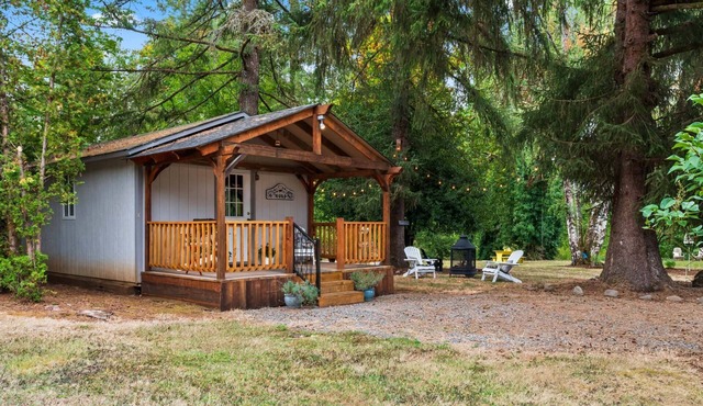 Glamping Adventure on the Banks of the Thomas River, Fire-Pit, BBQ & Renovated Barn, 2 Miles to Scio