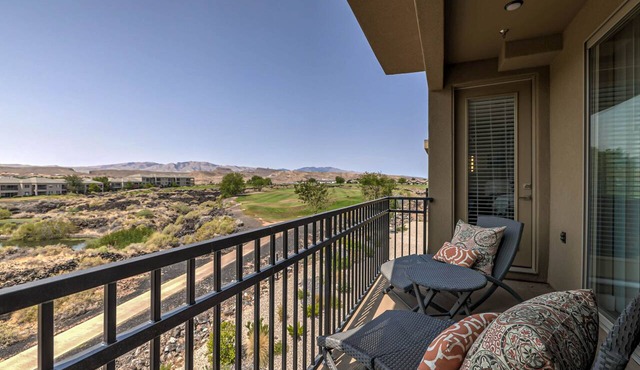 Golfers Getaway in Secluded and Quiet Setting, Golf Course and Mountain Views!