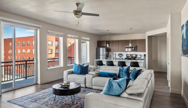 Gorgeous 2BD 2BA Pool,Gym,Htub near Convention Ctr