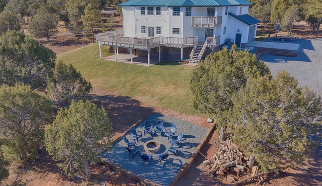 Gorgeous 8-Bedroom Family Retreat on 4 Acres in White Mountains!