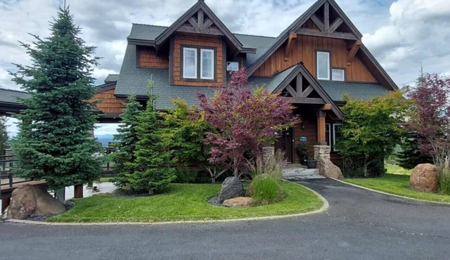 Grand Getaway at Green Bluff w/hot tub, ping pong table, views, views, views!