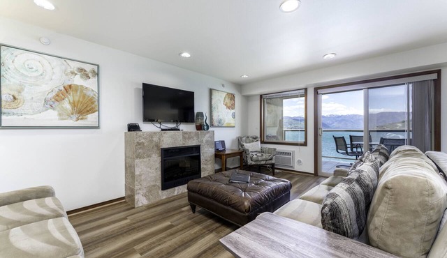 Grandview 542 Executive Waterfront condo