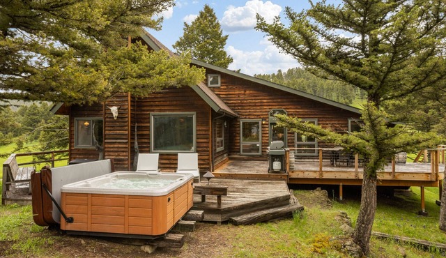 Grassy Ridge -Tranquil retreat with views in the Bridger Canyon with hot tub!