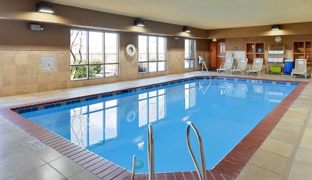 Great Relaxing Overnight Stay! 4 Units, Indoor Pool, Pet-Friendly, Free Parking!