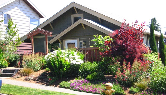 Groovy 1 bedroom duplex unit centrally located