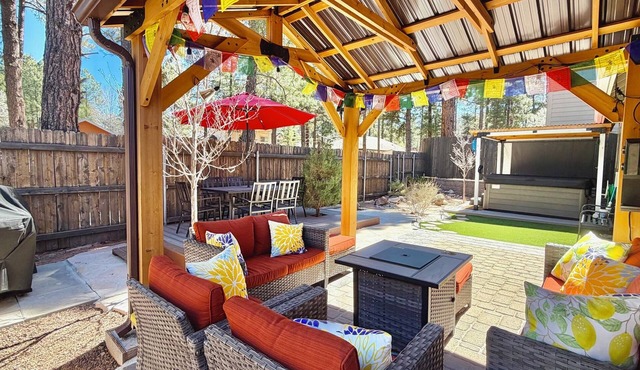 Guest Favorite 5BR Family Retreat : Hot Tub, Fire Pit, BBQ & Office room .