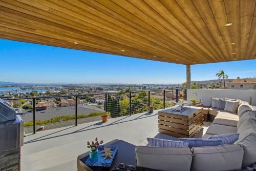 Harbor View - stunning 3 Bedroom 2.5 Bath modern home with panoramic views