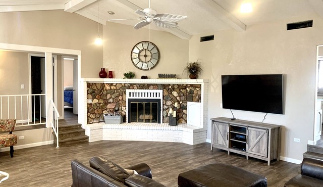 Havasu Retreat w/pool and Casita, close to downtown.