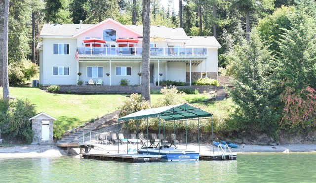 Hayden Lake Sunlit & Spacious Reunion Home -7 Bedrooms - Sleeps Up To 17!