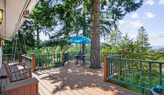 Hayden Lake Views 2BR Deck Retreat Sleeps 7
