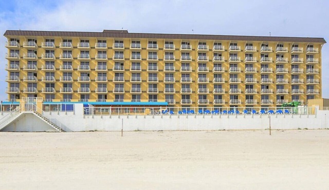 Hear the Atlantic waves in this Studio resort apt in Ormond Beach with vacation amenities