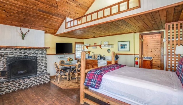 Hearthstone Inn - Lewis Queen Room at Cannon Beach Hotel Collection! Kitchen