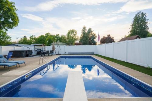 Heated Pool & Hot Tub - Family Retreat at Lake CDA