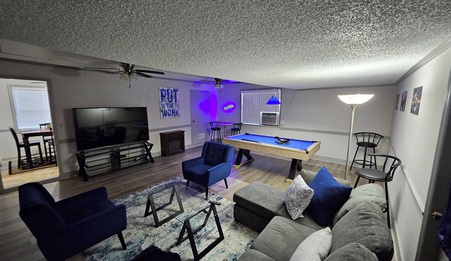 Hidden Gem - 3BD, 2FB w/Jacuzzi + Pool Table