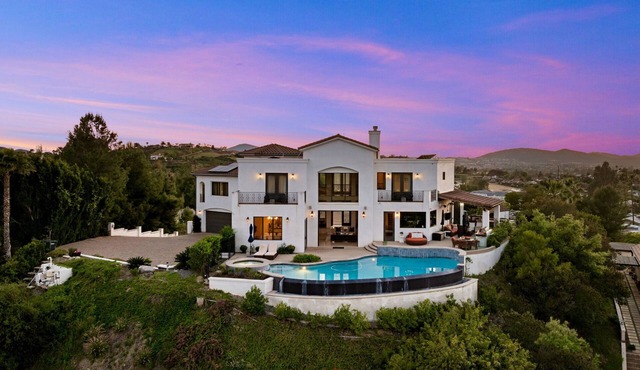 Hillside Family Oasis: Infinity Pool & Sunset Spa w/o Guesthouse