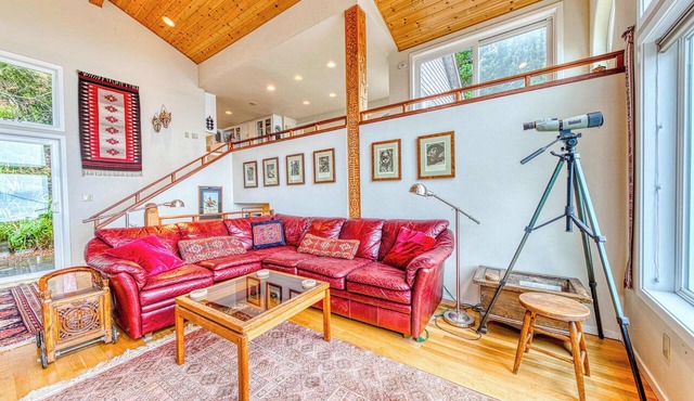 Hillside home with exceptional ocean view near the beach dog friendly