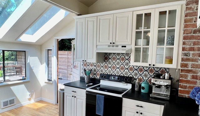 Historic Bungalow: Your Seattle Gateway - 5 min from beach!