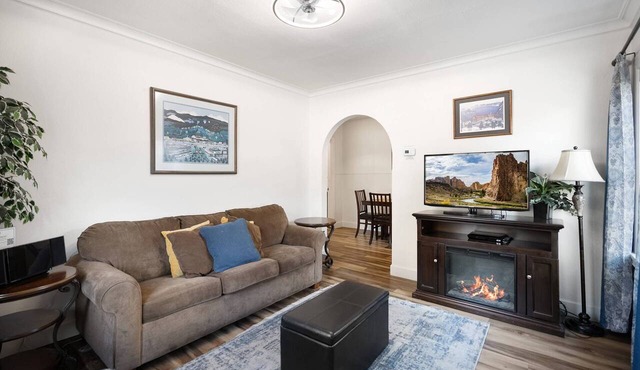 Historic Drake Cottage! Across from Mirror Pond. Heart of Bend, Walk to Downtown, Shops/Dining
