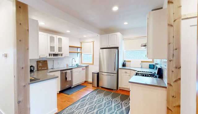 Historic duplex near downtown with enclosed yard, streaming, mountain views, AC