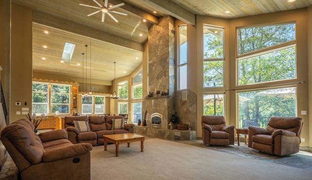 Hole In One - Luxury Retreat!