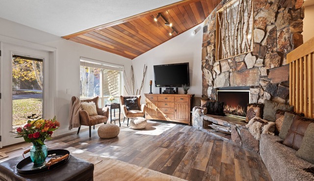 Holiday Getaway - Centrally Located Park City Townhome with Private Hot Tub + Quail Meadows 23 (LT)