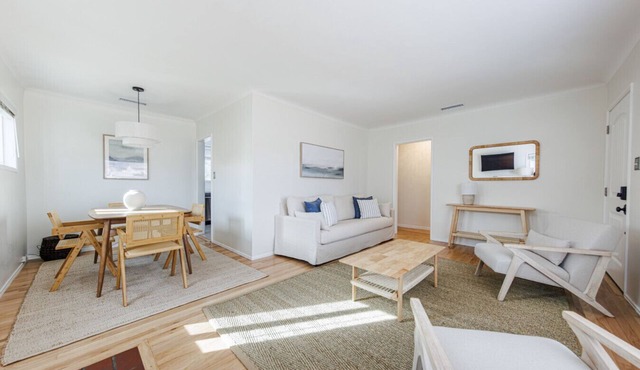 Hollywood Gem - 3BR House with Free Parking and Outdoor Space