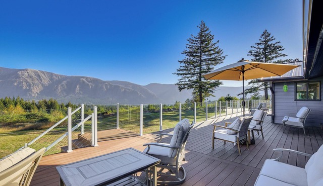 Home w/Mtn Views & Hot Tub in Stevenson!