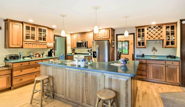 Hoodsport Home on 7 Wooded Acres w/ Hot Tub!