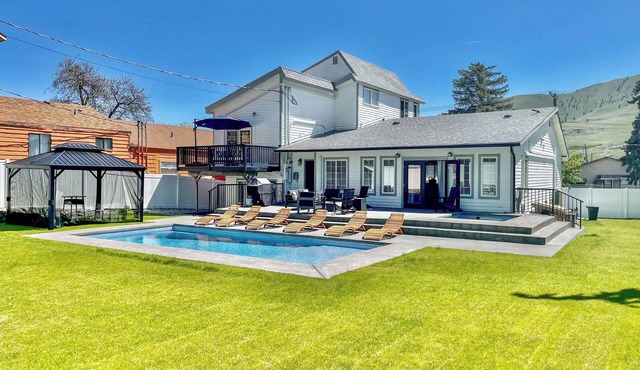 Hot Tub & Game Room! Chelan Getaway, Walk to Dtwn
