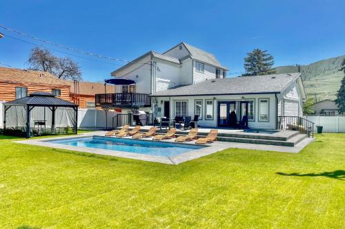 Hot Tub & Game Room! Chelan Getaway, Walk to Dtwn