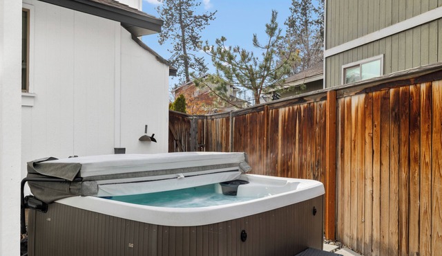 Hot Tub Home Near Old Mill Sleeps 8