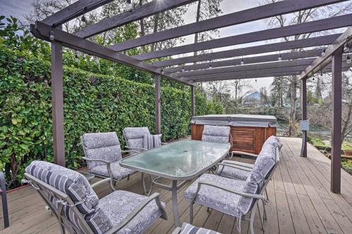 Hot Tub & Views: Spacious Getaway on Rogue River