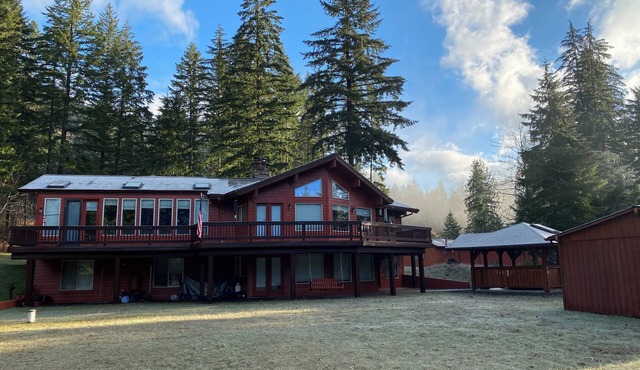 House in the Mountains w/hot tub, sauna, pool table and more !