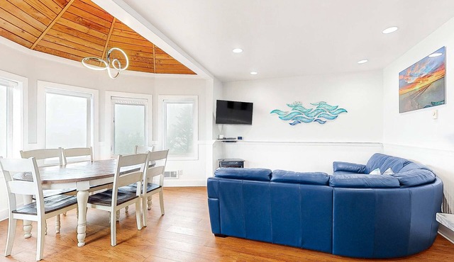 Huge dog friendly castle with ocean view decks 5 minutes to the beach