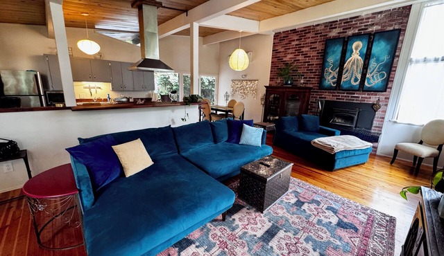 Humboldt Haven: Gorgeous Home for 13 w Gardens, Firepits, Forest & Bay Views