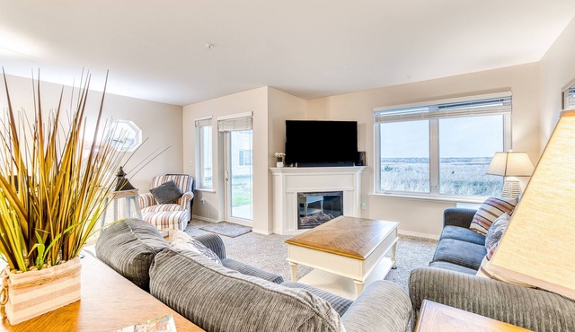 Ideally located condo with pool, hot tub, grill, & beach gear - dog-friendly