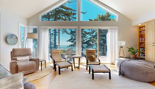 Idyllic Cape retreat with ocean views and private hot tub walk to state beach