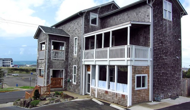 Incredible Beach House with Stunning Views in Newport, Oregon