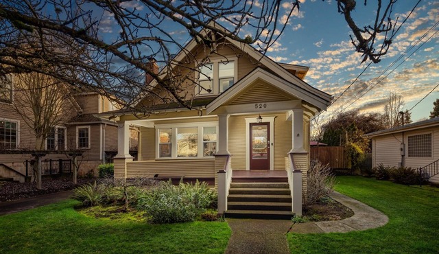 Incredible Retreat in the Heart of McMinnville, Huge Kitchen, Deck, BBQ, Walk to Wine, Food, & More