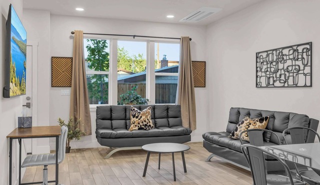 Innovative Townhouse|Sleeps 7|5Beds & 2Sofa Beds|F