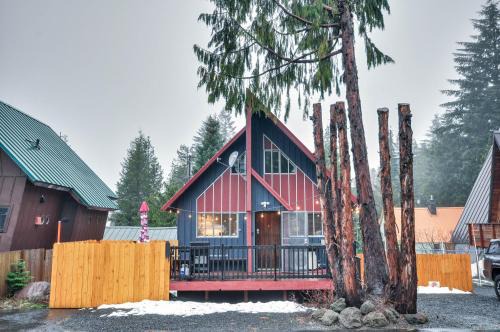 Inviting Mt Hood Cabin w/Porch: 1 Mi to Skibowl!