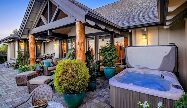 Ironstone Lodge - Luxury Living and Mountain Views
