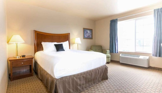 Jetted Tub Suite in Red Lion McMinnville! On-site Pool, Near Eyrie Vineyards!