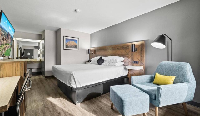 Just What You Were Looking For! Enjoy Pool Access, Free Breakfast & Free Parking