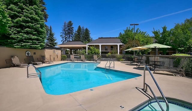 Just What You Were Looking For! Close to Cascade Village Shopping Center!