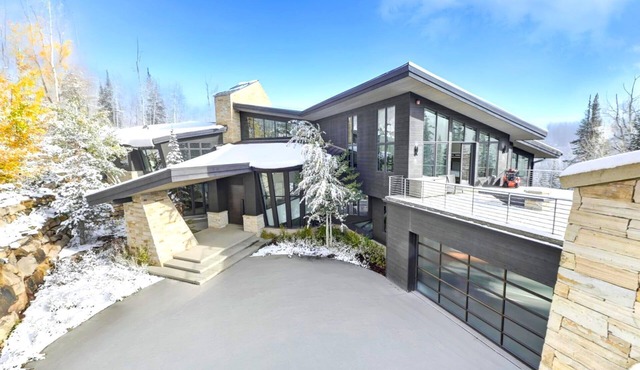 KBM Resorts| Walk to Slopes, Sports Court, Private Home Theater, Sleeps 17, Outdoor Hot Tub PCO-184M