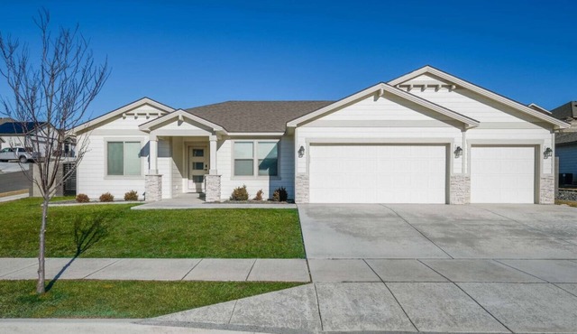 King Suite, 3 Car Garage & Yard 4/2 - #5668-32